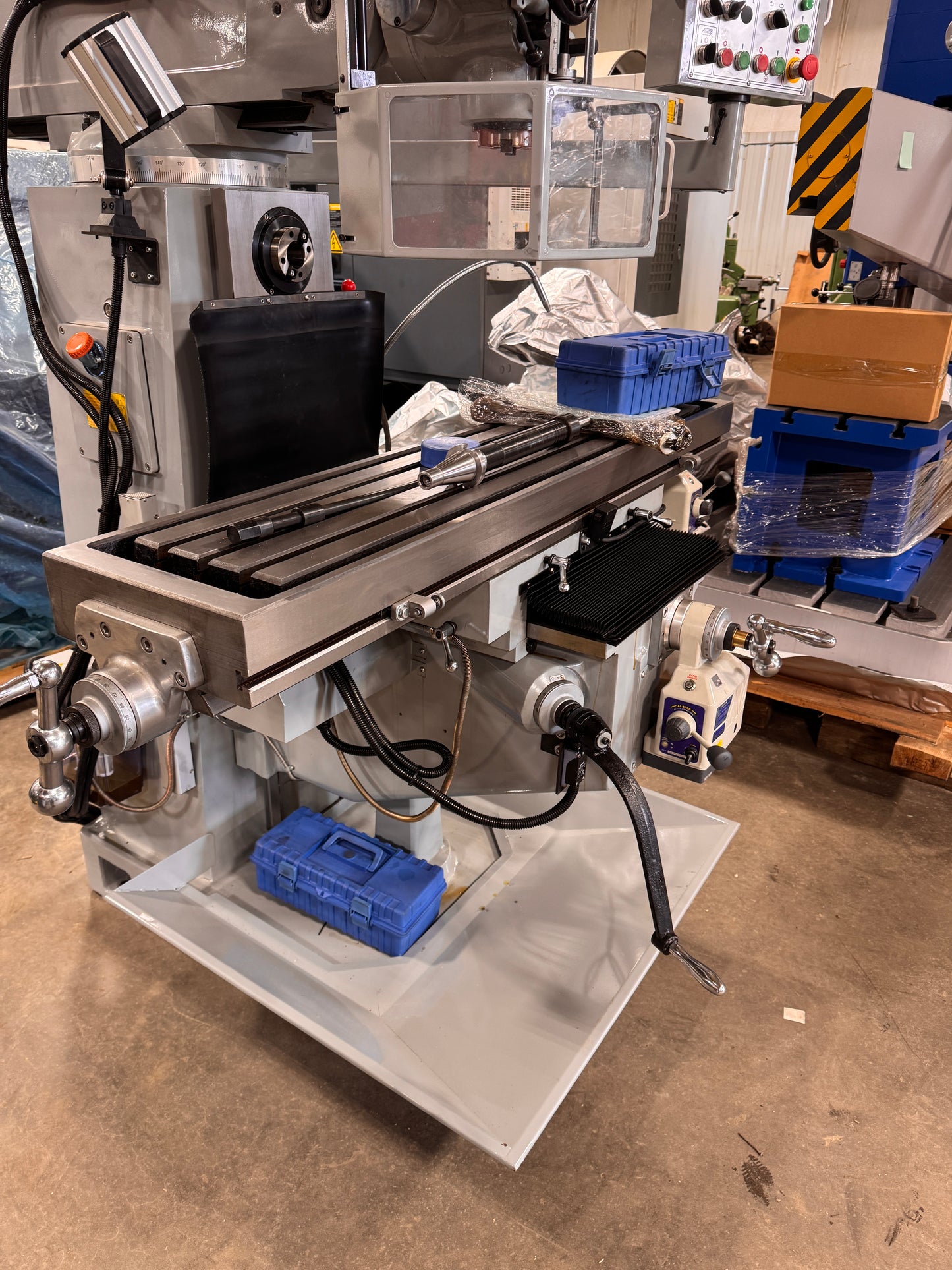 YUWE TM330H  Horizontal & Vertical Milling Machine