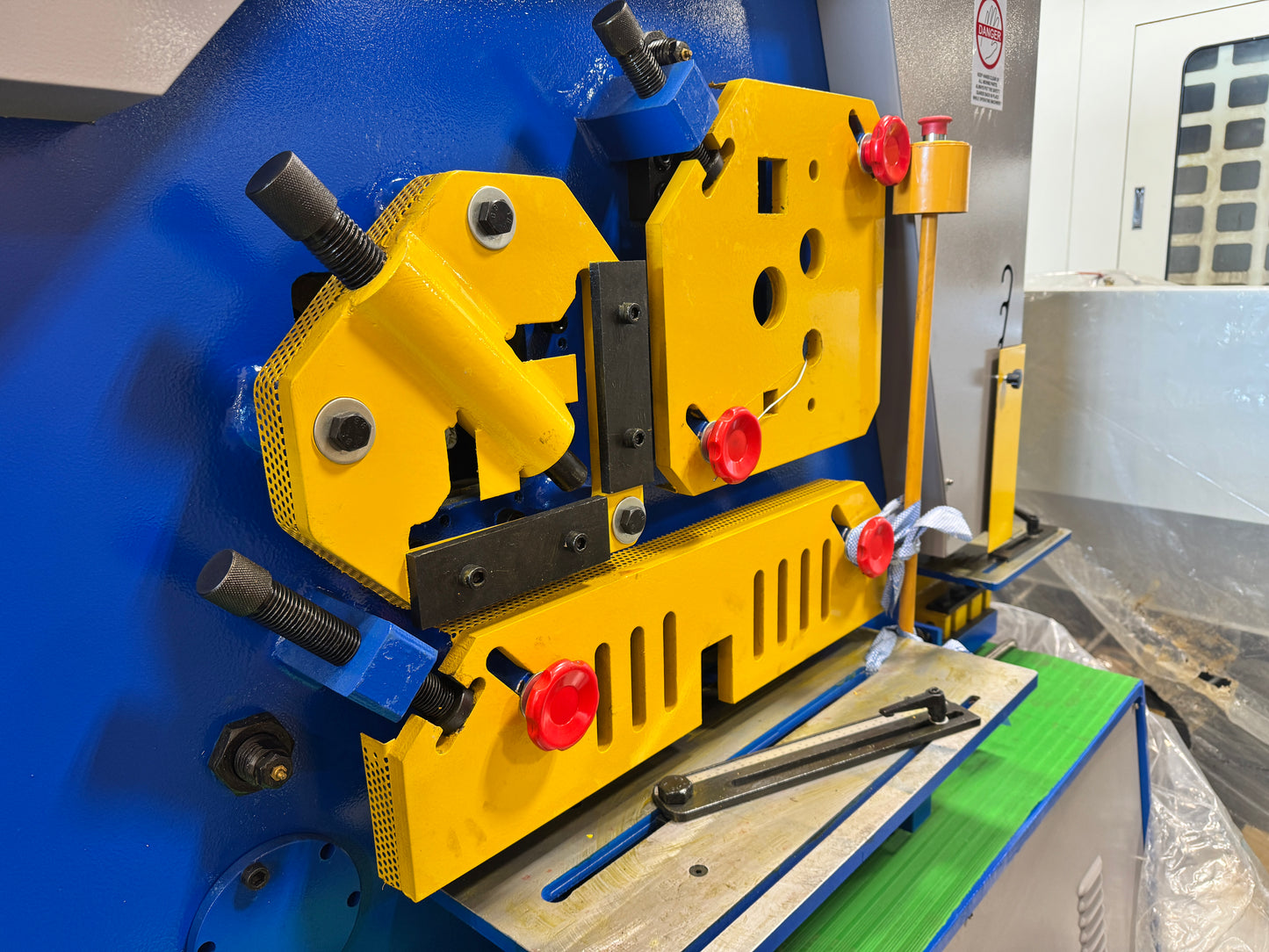 New YUWE 140 Ton Dual Hydraulic Ironworker